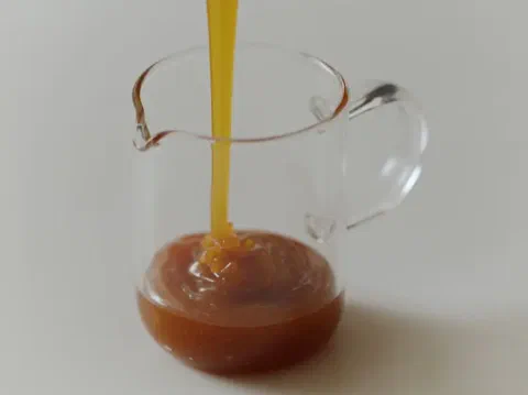 Jarabe de caramelo casero sirviéndose en una jarra