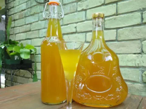 Jarabe de melón casero embotellado