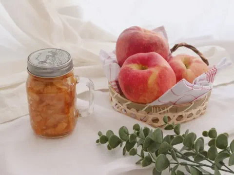 Manzana en almíbar, con trozos de manzana y canela adentro