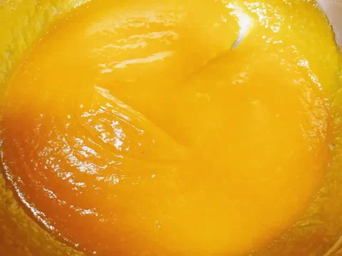 Pasta de zapallo embotellada, de color naranja intenso
