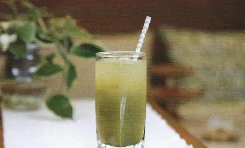 Ade de berro y matcha, de un verde intenso, servido con hielo