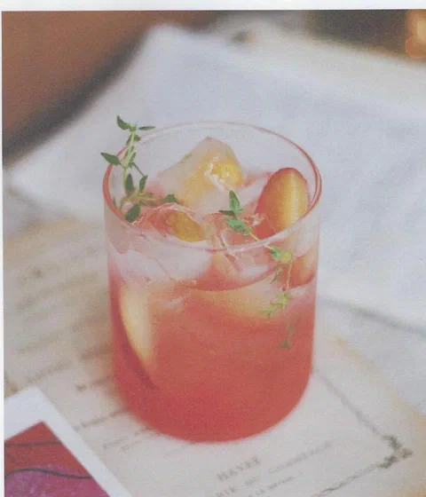 Ade de ciruela y tomillo, con ciruela fresca y tomillo de decoración