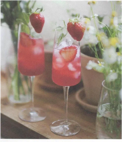 Ade de fresa, con fresas frescas de decoración