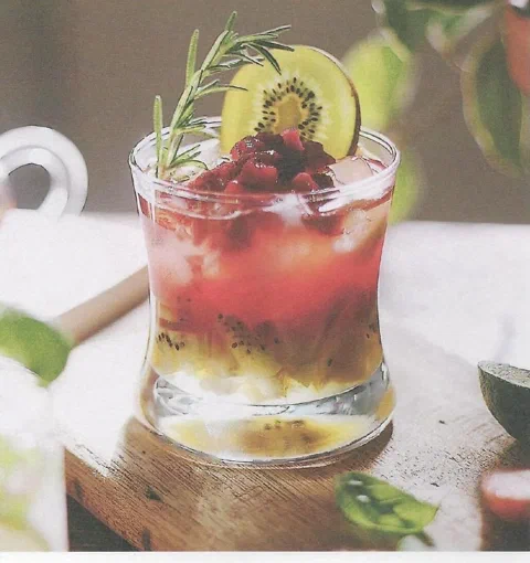 Ade de kiwi y fresa, en capas, con rodaja de kiwi y romero de decoración