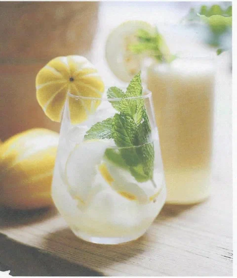 Ade de melón, con rodaja de melón y hierbas de decoración