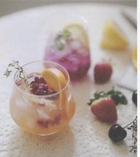 Ade de naranja, con granada, tomillo y fruta fresca de decoración