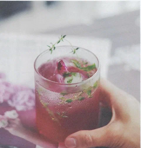 Ade de rosas, con rosa seca y tomillo de decoración