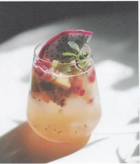 Ade mix tropical, con pitahaya, bayas congeladas y hierbas de decoración