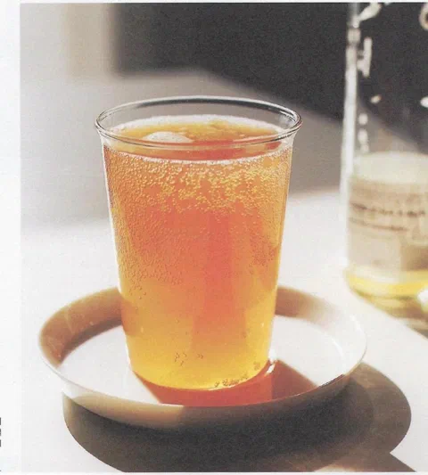 Ciruela con kombucha, servida bien fría