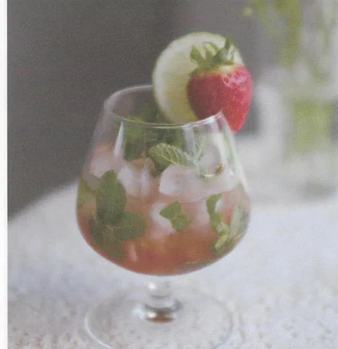 Mojito de fresa sin alcohol, con rodaja de limón, fresa y menta de decoración