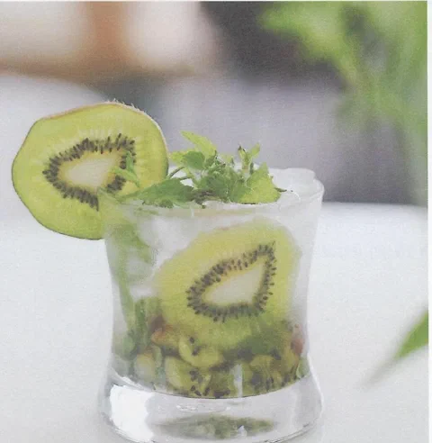 Mojito de kiwi sin alcohol, con rodaja de kiwi y menta de decoración