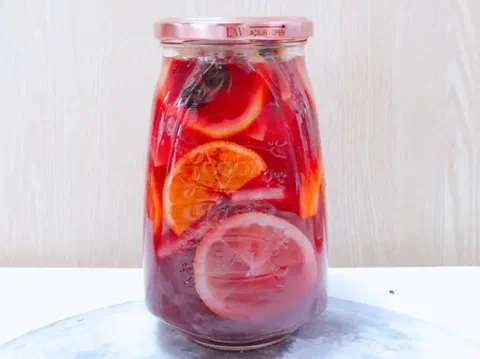 Sangría espumante, con rodajas de fruta cítrica adentro