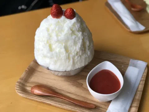 Bingsu de limón y fresa, con fresas en rodajas encima