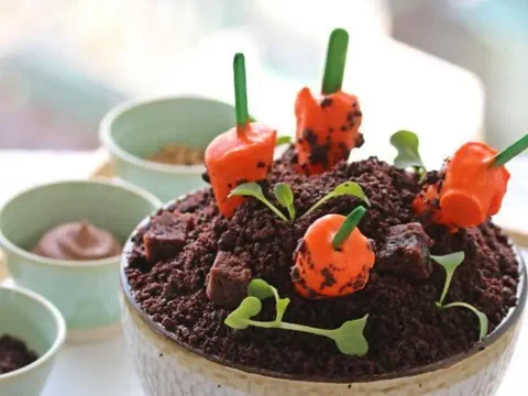 Bingsu de macetero, con gomitas de gusano y flores comestibles