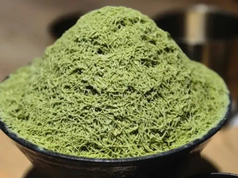 Bingsu de matcha, con matcha en polvo espolvoreado encima