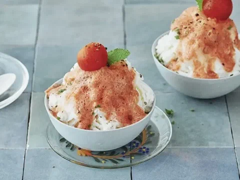 Bingsu de tomate, con tomate cherry y hierbas encima