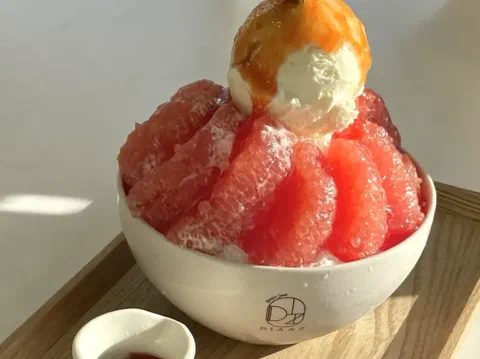 Bingsu de toronja, con gajos de toronja fresca por encima