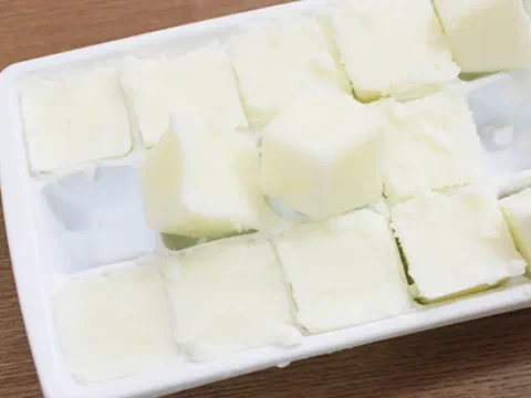 Hielo de bingsu, cubos de leche recién desmoldados