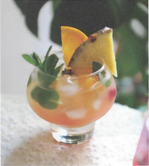 Ade de piña y coco, con una punta de piña de decoración
