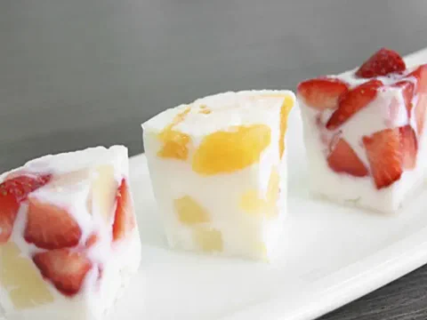 Cubos de gelatina de agar agar, con fruta adentro