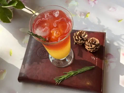 Naranja con romero y rosas, con flor comestible encima