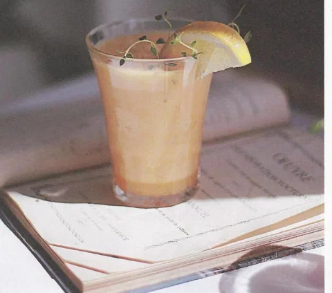Smoothie de cítricos y vitamina C, con rodaja de naranja y hierbas de decoración
