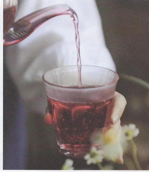 Té de granada, sirviendo el almíbar diluido en un vaso