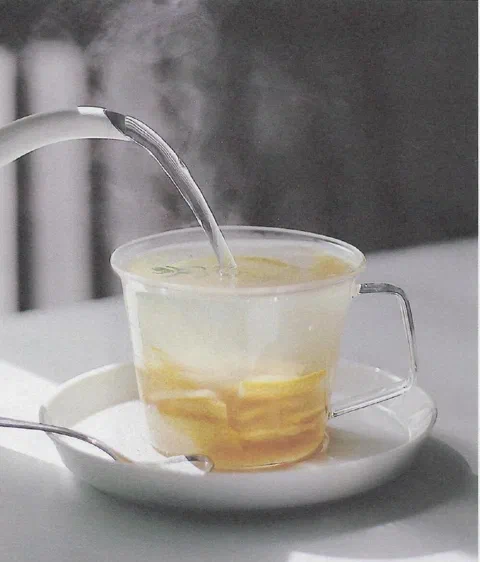 Té de membrillo, servido caliente en una taza de vidrio