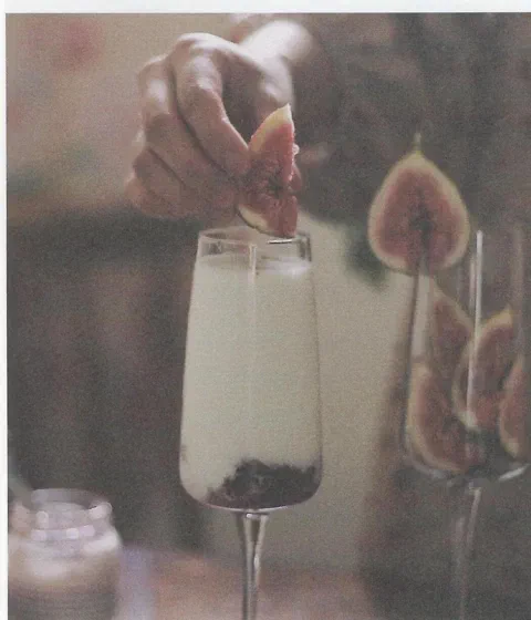 Higo con leche, con un higo fresco de decoración