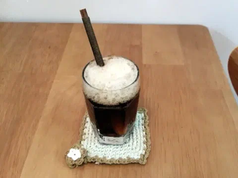 Café con sirope de maple, servido frío