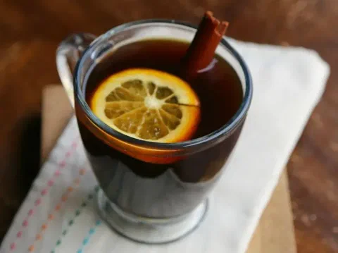 Café de naranja y vainilla, con una rodaja de naranja flotando