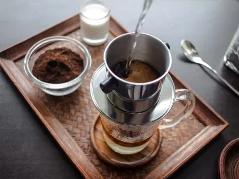 Cà phê sữa đá, servido frío con hielo