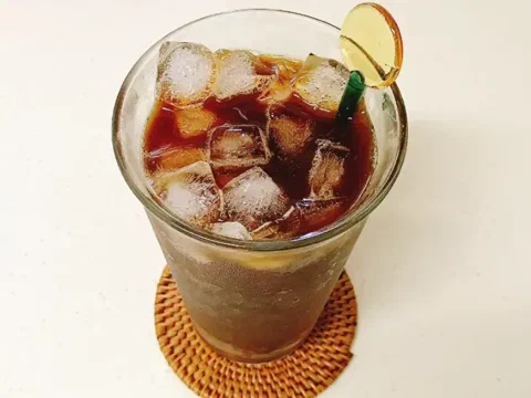 Coffee tonic de toronja, servido con hielo