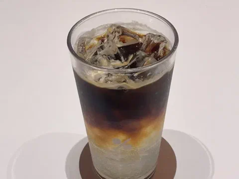 Coffee tonic, servido con hielo