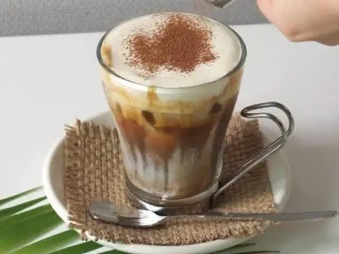 Dutch con espuma de vainilla, con canela espolvoreada encima