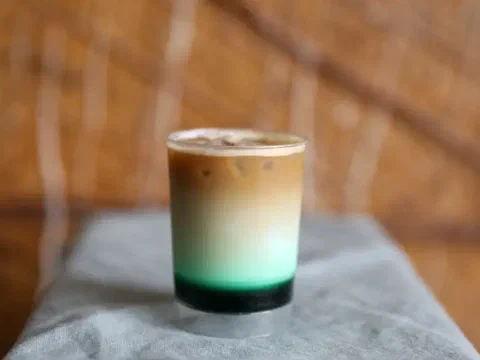 Latte de menta, con degradado de verde a marrón