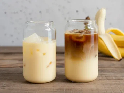 Latte de plátano, con plátano fresco al costado