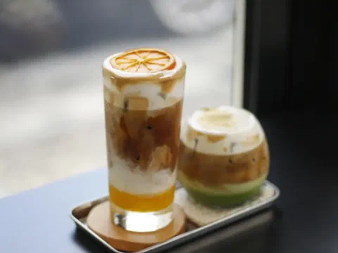 Bianco de naranja, con una rodaja de naranja encima