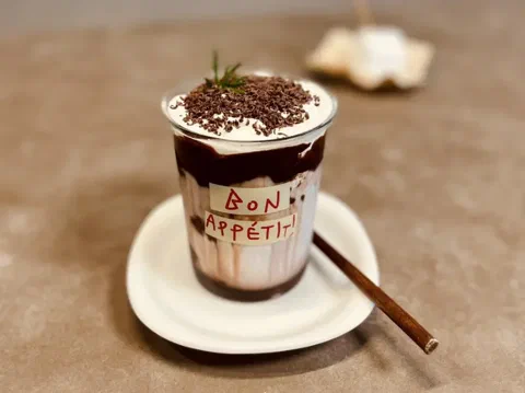 Café cremoso de chocolate, con chocolate rallado encima