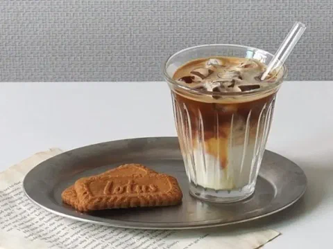 Flat white, servido frío con hielo