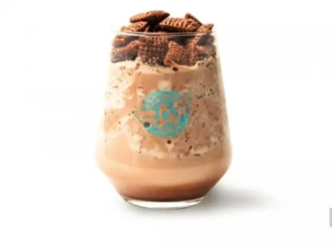 Latte de cereal, con cereal de chocolate encima