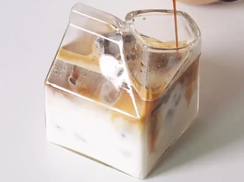 Latte de vainilla real, servido frío