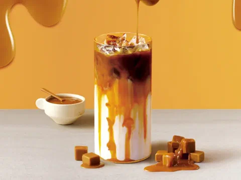 Shot caramelo, con crema y trozos de caramelo encima
