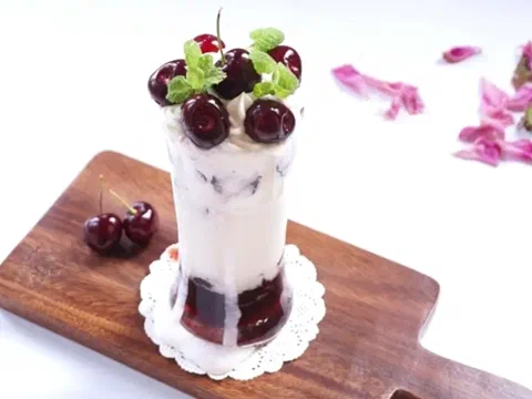 Shot de cereza oscura, con crema suave y una cereza entera