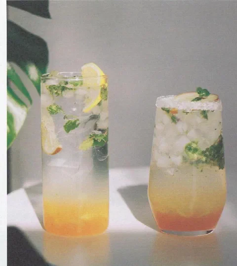 Mojito de piña, con el borde del vaso escarchado y menta de decoración
