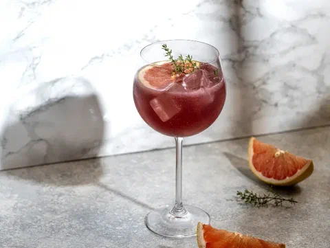 Hibiscus squash, de color rojo intenso, con toronja y romero al costado