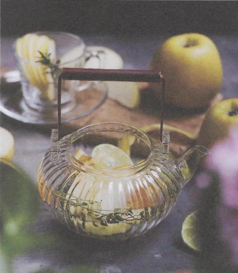 Manzana dorada y jazmín, servido en una tetera de vidrio