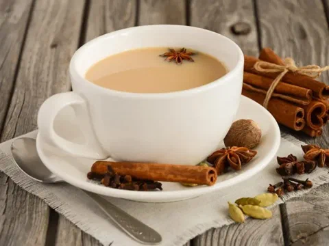 Masala chai tea, con canela, clavo, cardamomo y anís estrella al costado