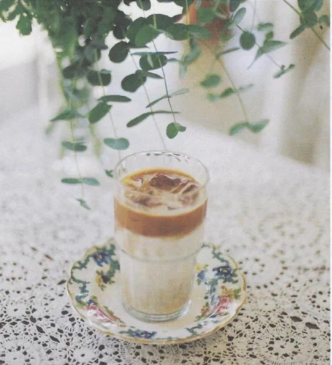 Milk tea helado simple, en capas, con hielo