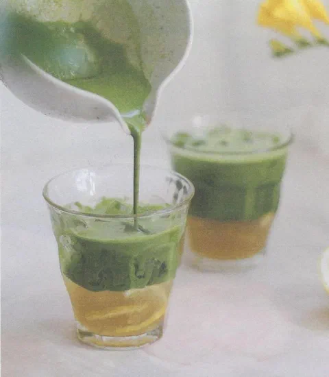 Ade de limón y matcha, sirviendo el matcha sobre el ade de limón